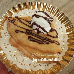 Crepe con gelato e glassa al cioccolato