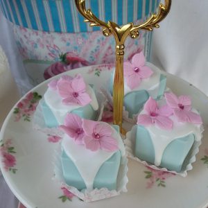 Pasticcino glassa e fiori di ortensia